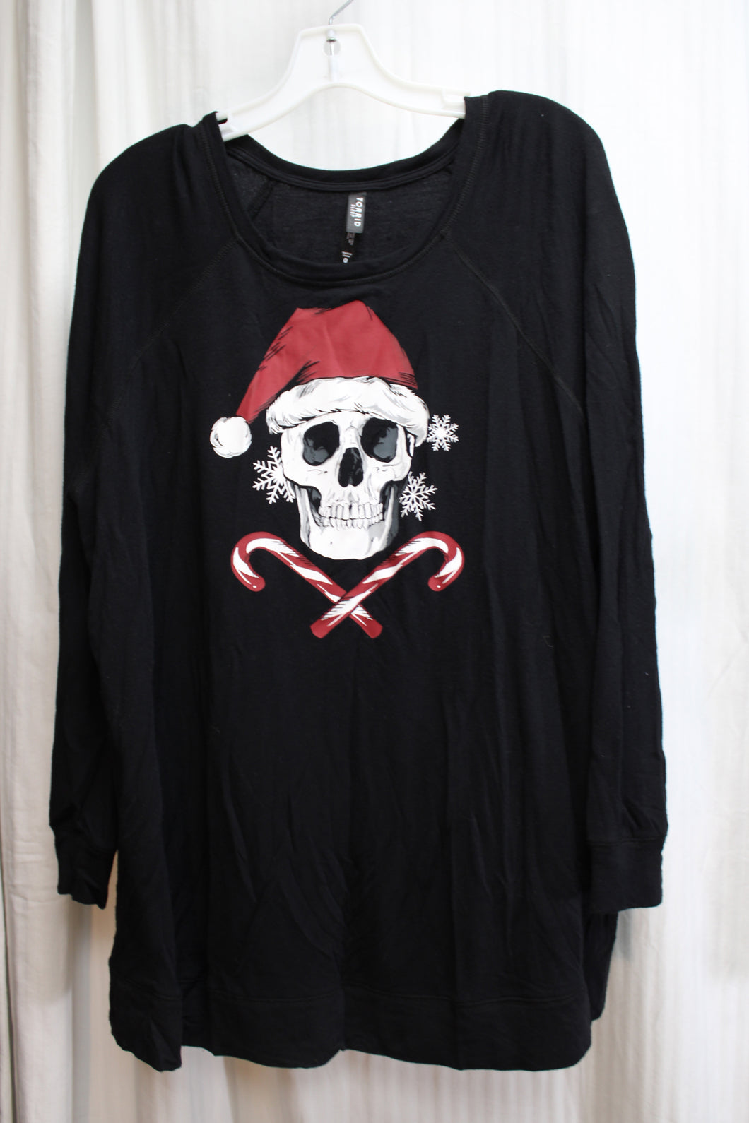 Torrid - Xmas Skull & Candy Cane Crossbones Long Sleeve Top - Size 0 (Torrid Sizing = L/12)