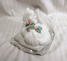 Load image into Gallery viewer, Enesco - Ceramic Cat w/ Flowers on Pillow (Musical )