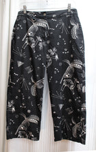 Load image into Gallery viewer, Chico&#39;s Black Cotton Blend Cropped Tropical Tribal Print Pants - Size 1 (Chico&#39;s Sizing = M/8)
