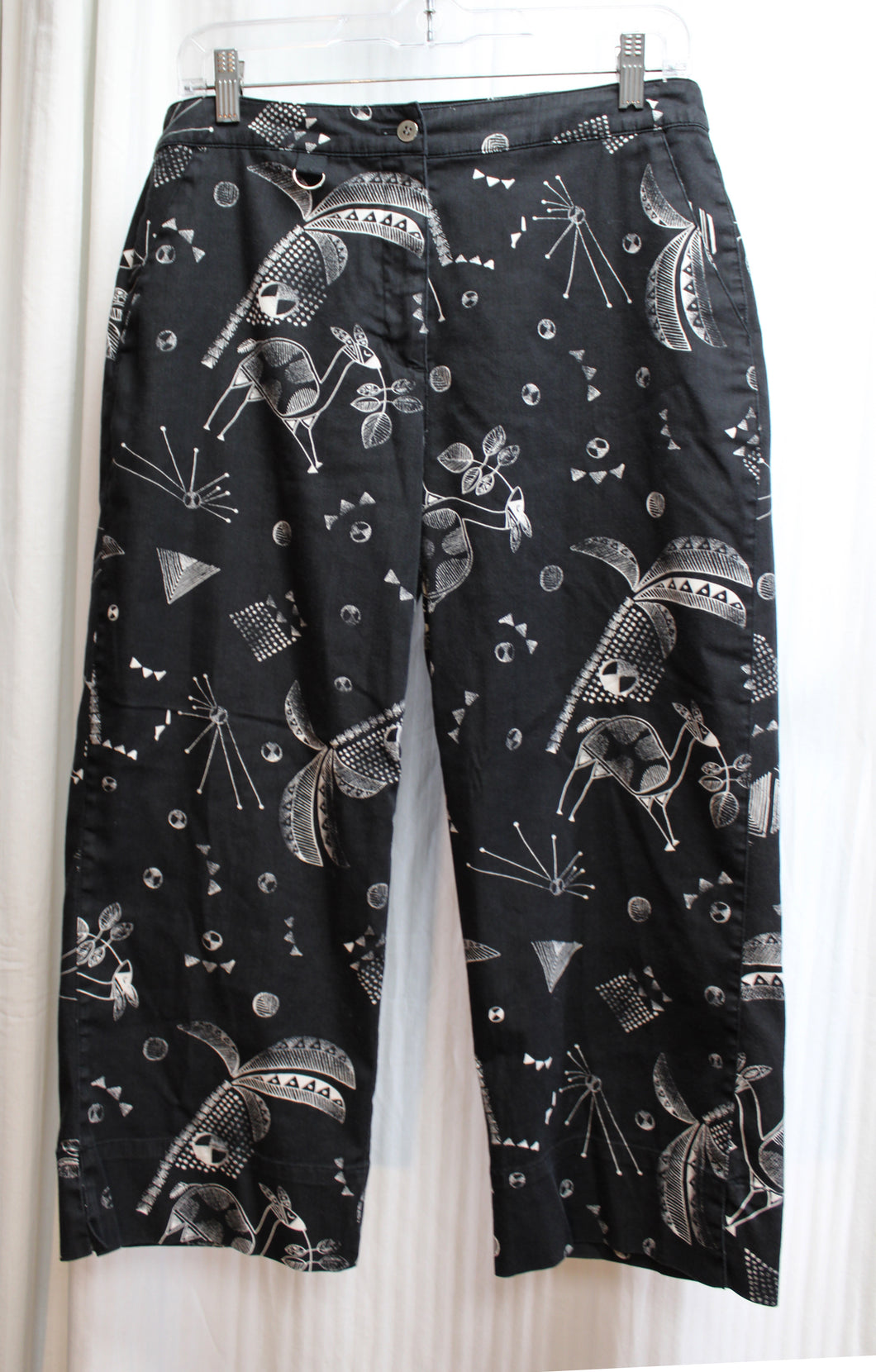 Chico's Black Cotton Blend Cropped Tropical Tribal Print Pants - Size 1 (Chico's Sizing = M/8)