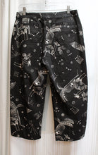 Load image into Gallery viewer, Chico&#39;s Black Cotton Blend Cropped Tropical Tribal Print Pants - Size 1 (Chico&#39;s Sizing = M/8)