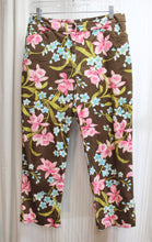 Load image into Gallery viewer, Jones New York Signature - Brown Cotton Stretched w/ Pink Crocus &amp; Blue Floral Cropped Pants - Size 6