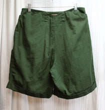 Load image into Gallery viewer, Vintage - Outback Red - Forest Green Pleated Front Shorts - Size 12