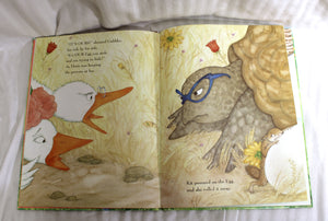 Egg-Napped! - Marisa Montes, Illustrated by Marcha Winborn - Hardback Book