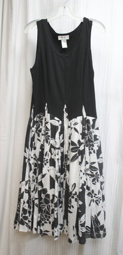 Drapers & Damons Petite - Black & White Floral Sleeveless Fit & Flare Full Skirted Dress - Size M (Petite)