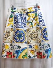 Load image into Gallery viewer, Dolce &amp; Gabbana - Cotton &amp; Silk Blend Majolica Print Jacquard A Line Skirt w/ Large Decorative Buttons - Size 42 (30.5&quot; Waist)