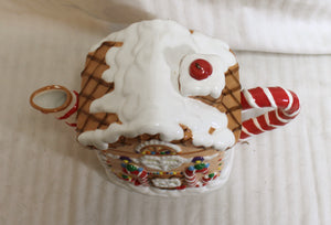 Vintage 2000- House of Lloyd, Christmas Around the World - Ceramic Gingerbread Teapot / Cookie Jar