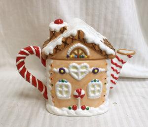 Vintage 2000- House of Lloyd, Christmas Around the World - Ceramic Gingerbread Teapot / Cookie Jar