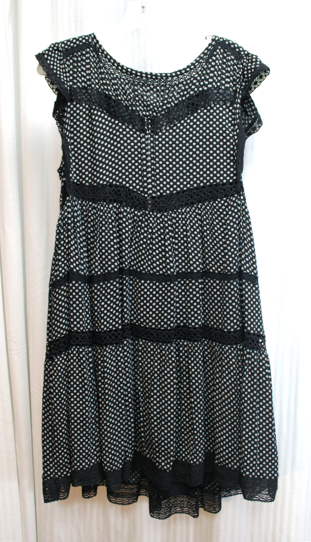 Free People - Black w/ Tiny Daisies - Cap Sleeve Oversized Flowy Tiered w/ Crocheted Lace Detailing Dress - Size S