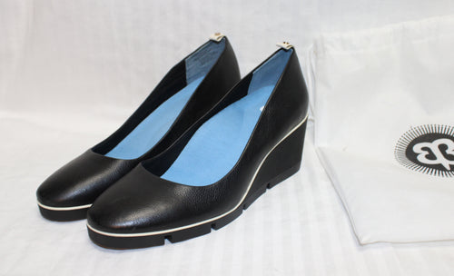 Betabrand - Leather Black Onyx w/ White Piping Wedge All Weather Pumps - Size 9.5