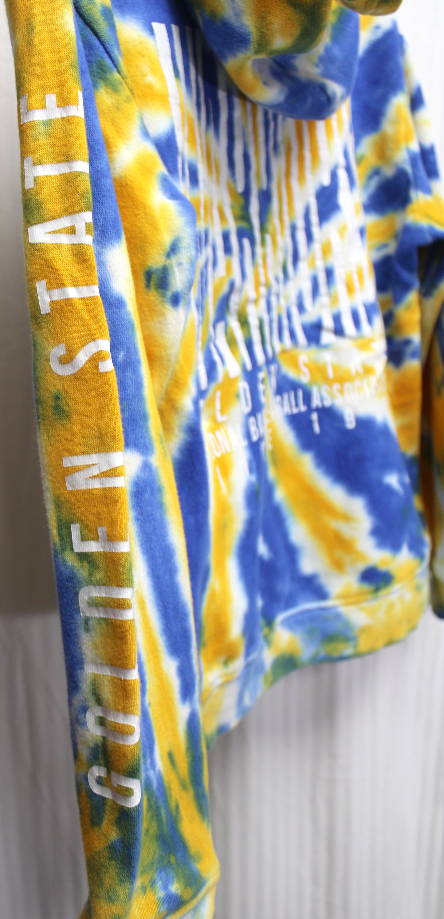 NBA - Golden Gate Warriors - Yellow, Blue & White Tie Dye 2-Sided & Sleeves Graphic Pullover Hoodie - Size M (YOUTH SIZING)