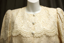 Load image into Gallery viewer, Vintage - Scott McClintock - Cream Jacquard w/ Lace &amp; Pearl Buttons Half Sleeve 2 Piece Skirt Suit - Size 6